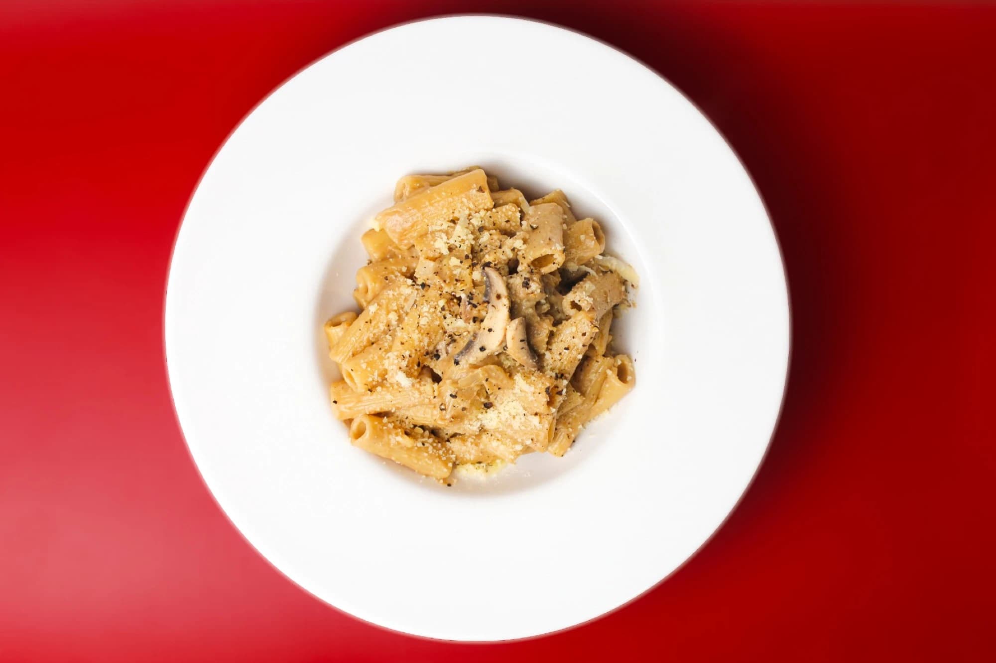 Plato de pasta rigatoni de Rigatonni, avance del menú mientras se definía la marca en paralelo